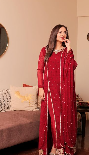 Yumna Zaidi’s Front Slit Kashmiri Suit Design